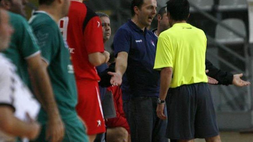 Quique Domínguez se dirige al árbitro, durante el partido ante el Antequera. // José Lores