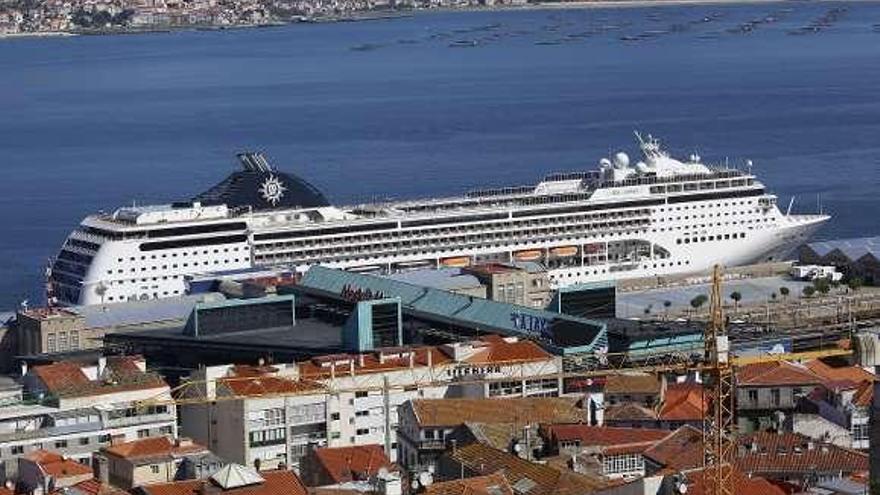 El &quot;MSC Opera&quot;, atracado en Vigo el pasado mayo.