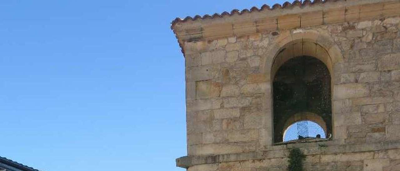 Concha Rebollar, ayer, junto a la torre del reloj, en Lastres.