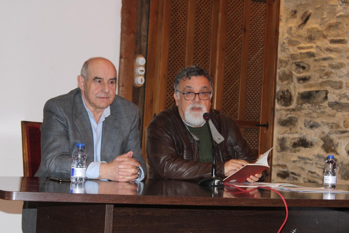 El profesdor Ángel Espina, a la derecha, en la clausura del curso de la UNED