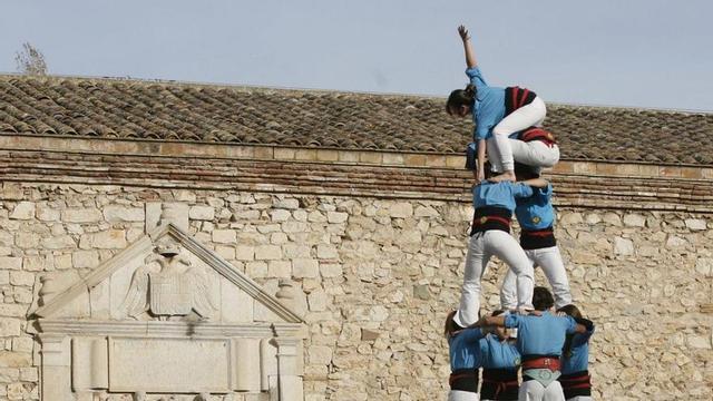 Una actuació de la colla castellera universitària Xoriguers davant de l'edifici de les Àligues de l'UdG, l'any 2012