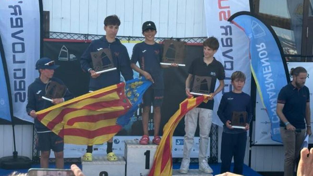 Los campeones posan en el podio.