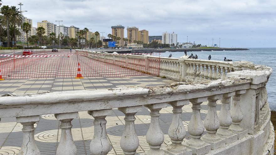 El Ayuntamiento vuelve a vallar el paseo de la  Avenida Marítima  por el mal estado del malecón