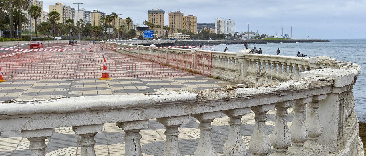 Tramo del paseo marítimo vallado