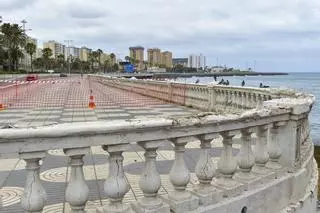 El Ayuntamiento vuelve a vallar el paseo de la Avenida Marítima por el mal estado del malecón