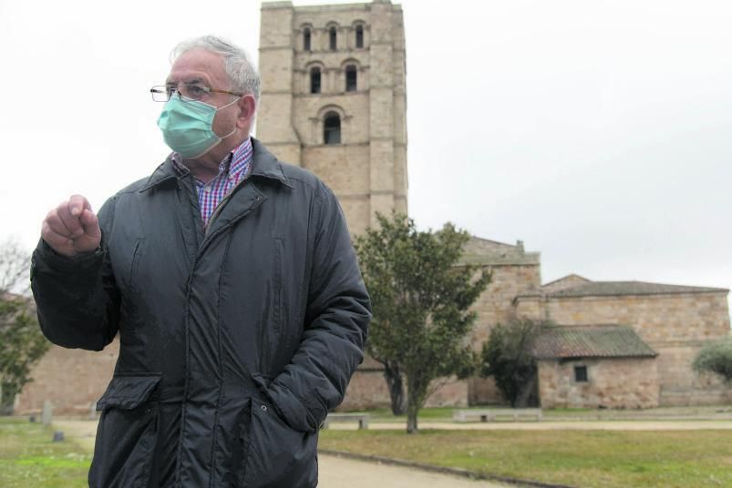 Pedro Rosón dando un paseo por el entorno de la Catedral de Zamora. | | JOSÉ LUIS FERNÁNDEZ