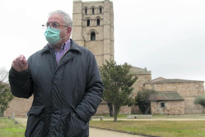 Pedro Rosón dando un paseo por el entorno de la Catedral de Zamora. | |  JOSÉ LUIS FERNÁNDEZ