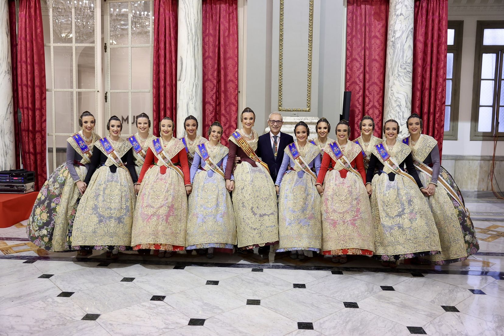 Balcón y "mocaorà" en la despedida de Berta Peiró y la corte 2025