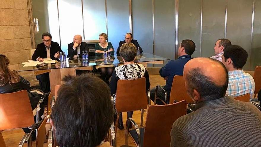 Un momento de la reunión, ayer, en el castillo de Castro Caldelas. // FdV