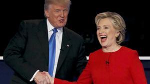 Nueva York, septiembre de 2016.- El candidato republicano Donald Trump estrecha la mano de la demócrata Hillary Clinton