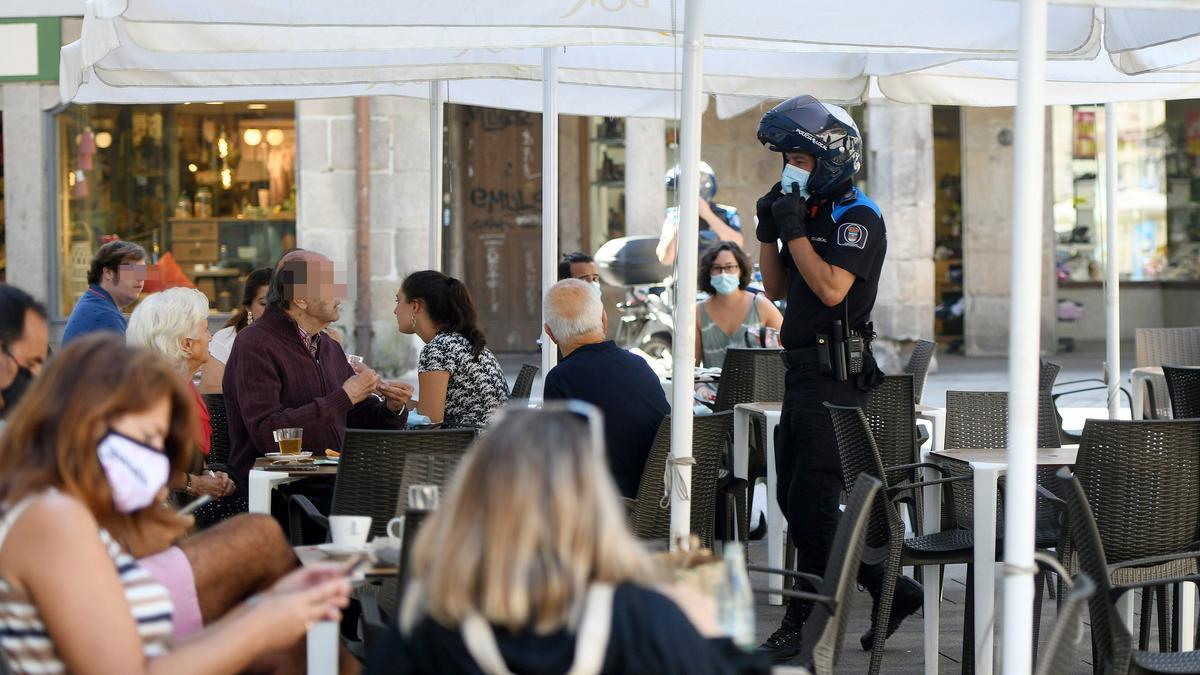 Un control policial por el uso de la mascarilla en Pontevedra