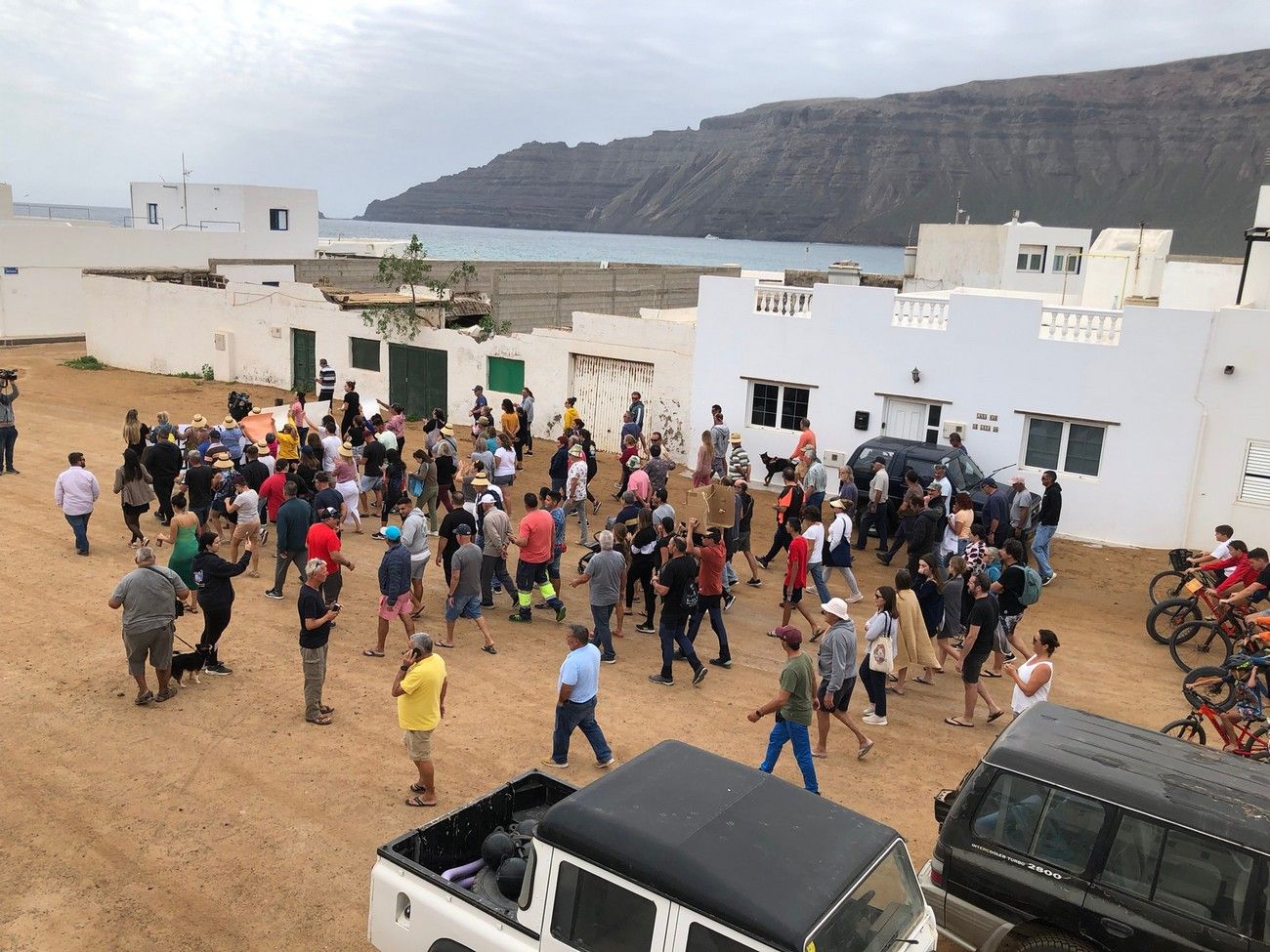 Manifestación en La Graciosa en contra del cierre del acceso a playa La Lambra