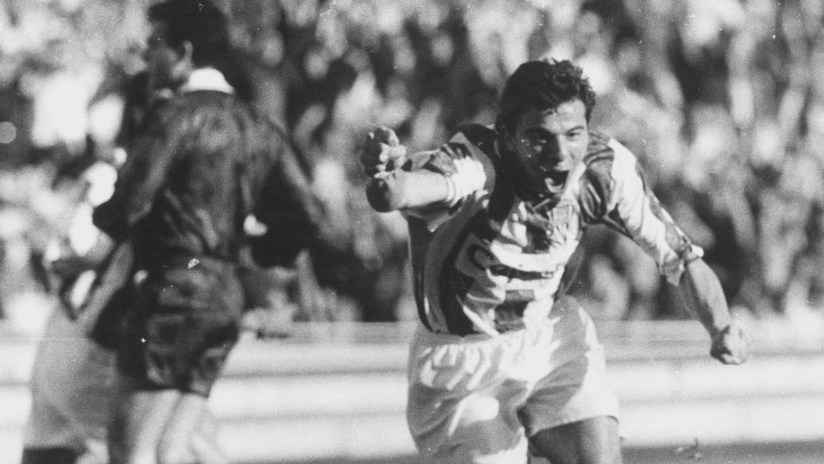 Valentín celebra el primer gol del Córdoba CF en El Arcángel en su inauguración en 1993.