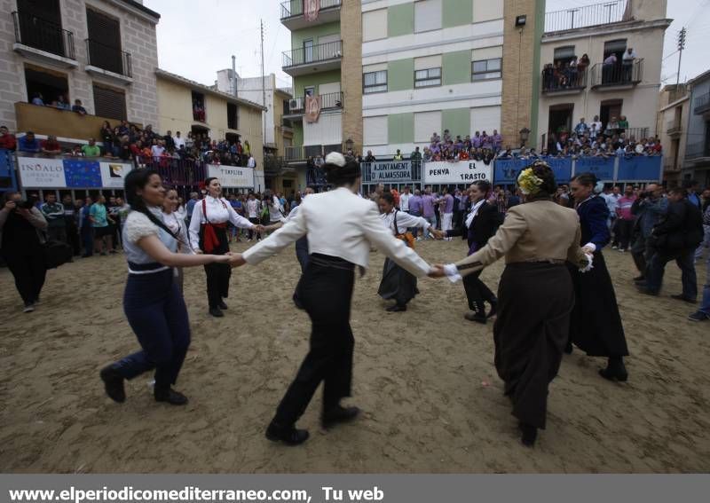 GALERÍA DE FOTOS -- Almassora late con toros bravos pese a la lluvia