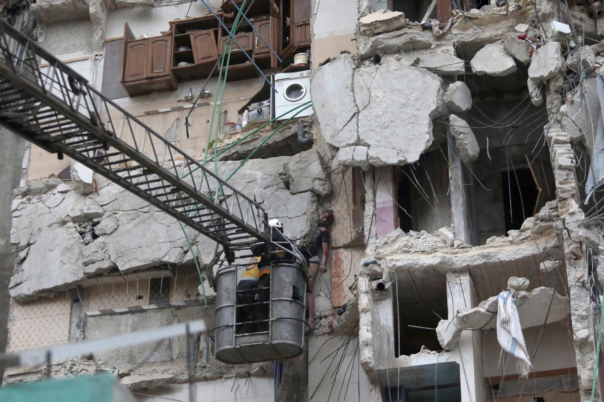 Un rescatista fue registrado este lunes, 6 de febrero, al localizar a una persona entre los escombros de un edificio derrumbado parcialmente, en la ciudad de Armanaz (Idlib, Siria), tras los fuertes terremotos que esta madrugada azotaron a Siria y a Turquía. EFE/Yahya Nemah