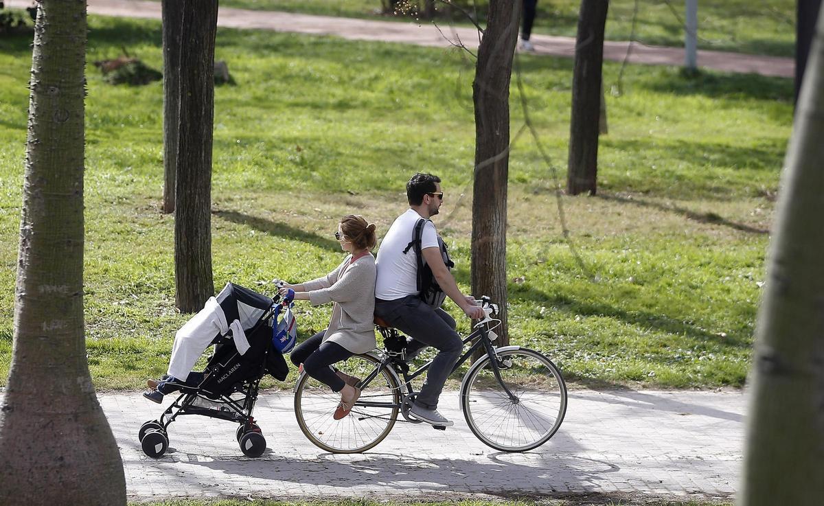 Un estudio del Centr dEstudis Demogràfics de la UAB revela que casi el 30% de las mujeres de 40 o más años no tienen hijos, y la mayoría es de manera involuntaria debido a dificultades para encontrar pareja estable. Un estudio del Centr dEstudis Demogràfics de la UAB revela que casi el 30% de las mujeres de 40 o más años no tienen hijos, y la mayoría es de manera involuntaria debido a dificultades para encontrar pareja estable.