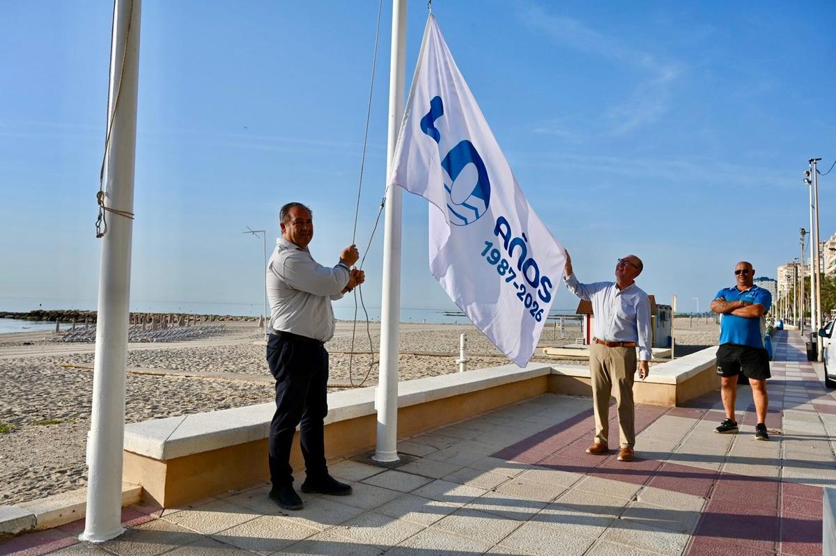 El edil de Playas y el alcalde izan la bandera de los 40 años de Carrer la Mar