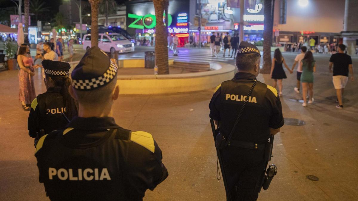 Agents de la policia local de Lloret de Mar, de patrulla al carrer, en una imatge d'arxiu.
