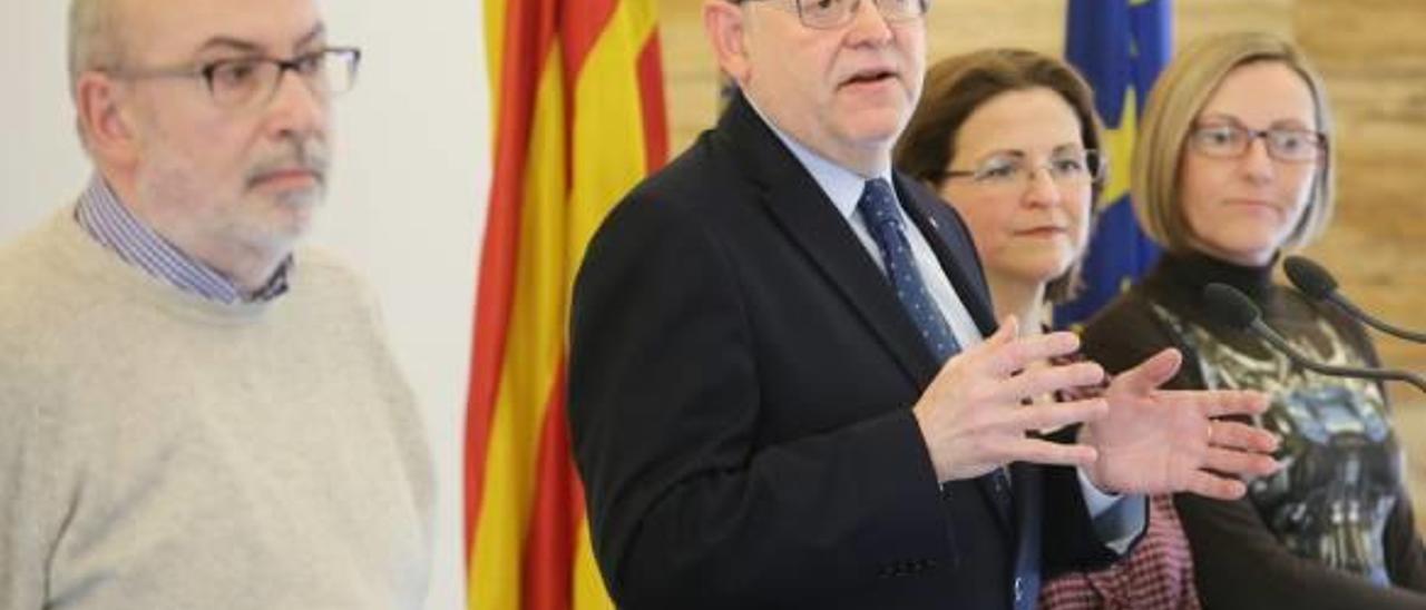 El presidente Puig, ayer en Alicante, flanqueado por los consellers Alcaraz, Cebrián y Salvador.