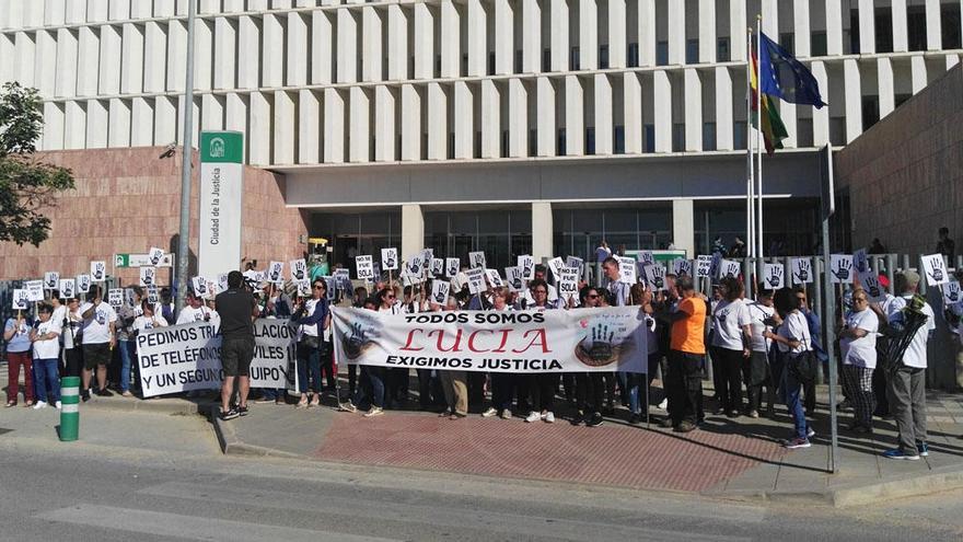 La concentración, este jueves, ante la Ciudad de la Justicia.