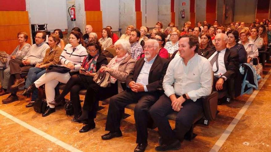 Público asistente a las conferencia coloquio &quot;Educar entre dos&quot; en el auditorio del Areal. // José Lores