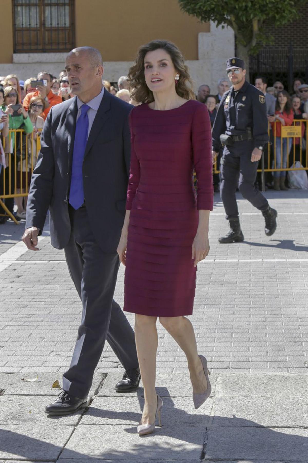 Letizia Ortiz con su traje Burdeos favorito en los Premios Nacionales de Cultura en Palencia