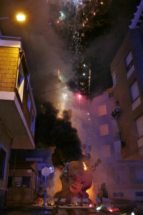 Cientos de personas, la mayoría adolescentes que quisieron disfrutar de la "cremá" y posterior "bañá" de los bomberos, se acercaron al barrio del Calvario para ver arder su hoguera