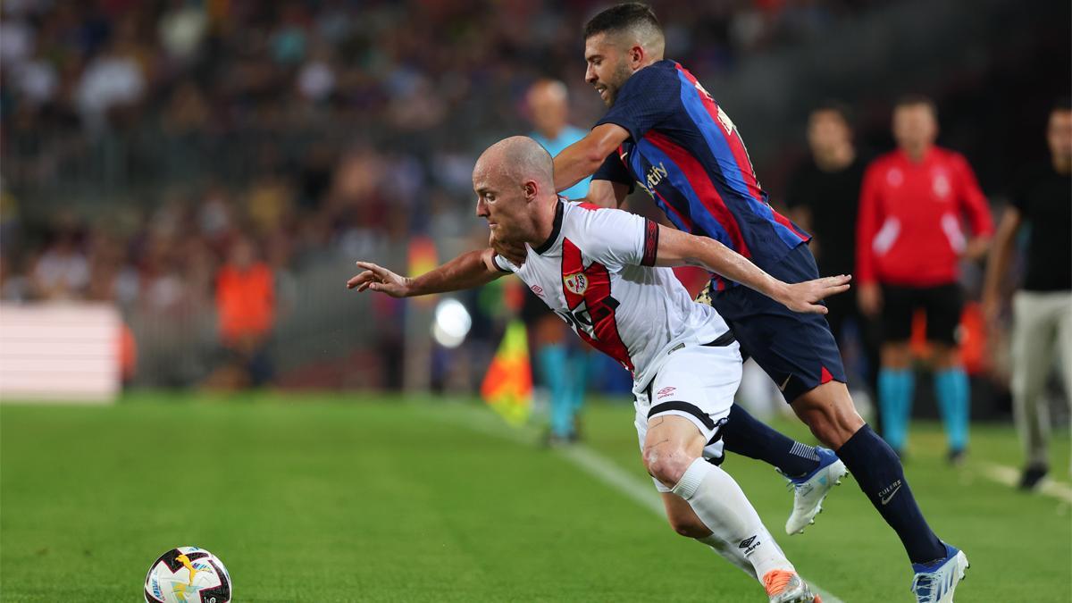 Jordi Alba pelea con Isi Palazón en el último Barça - Rayo Vallecano