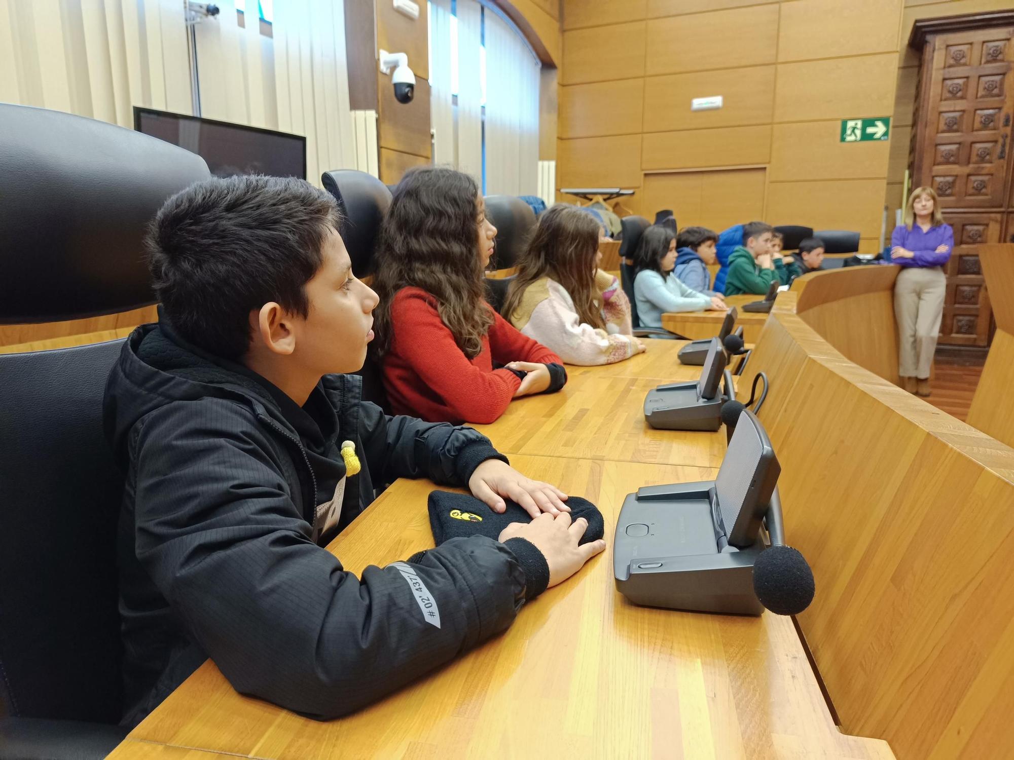 Los alumnos del Colegio Público El Carbayu, de Lugones, visitan el Ayuntamiento de Siero