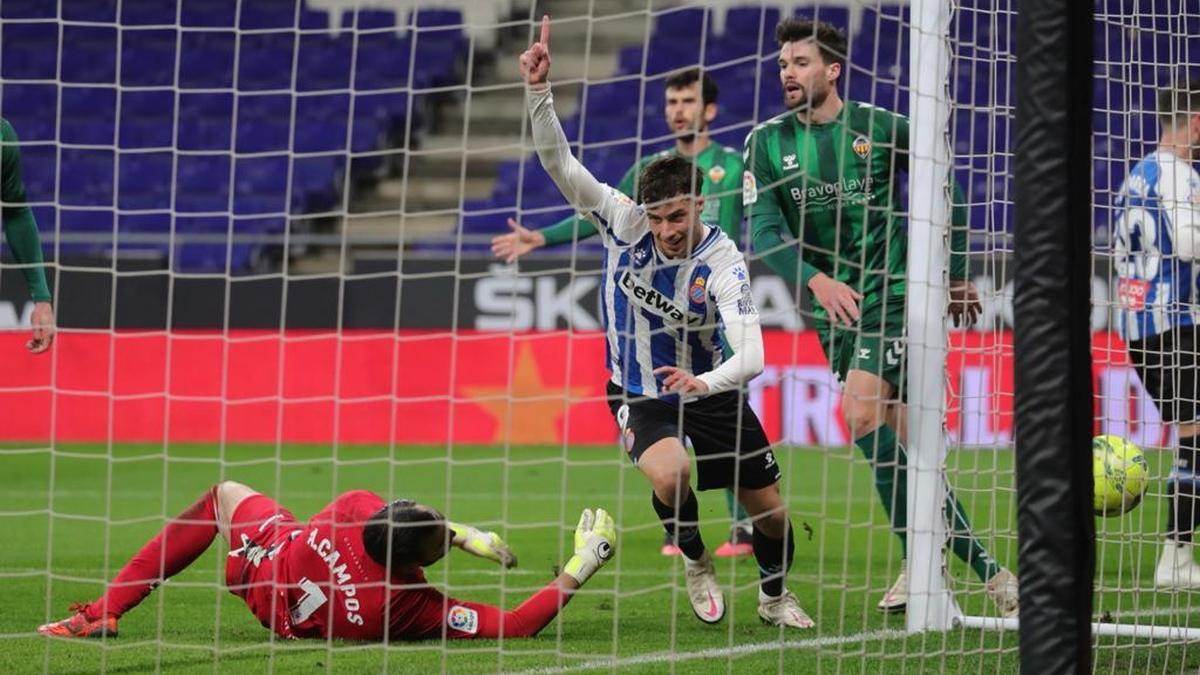 Puado celebra el segundo tanto del Espanyol al Castellón.