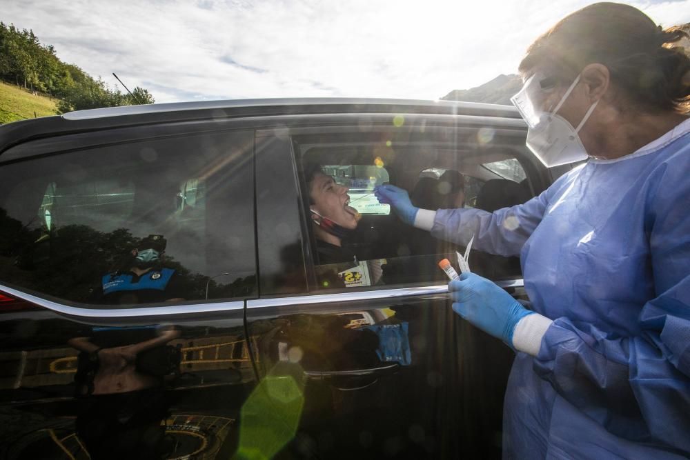 Los jóvenes de Laviana acuden a hacerse el test al punto autocovid