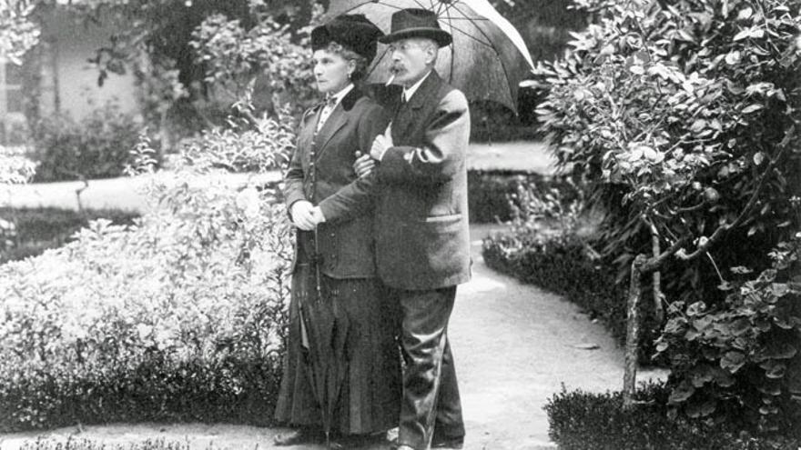José Sellier en el Jardín de San Carlos con su esposa
