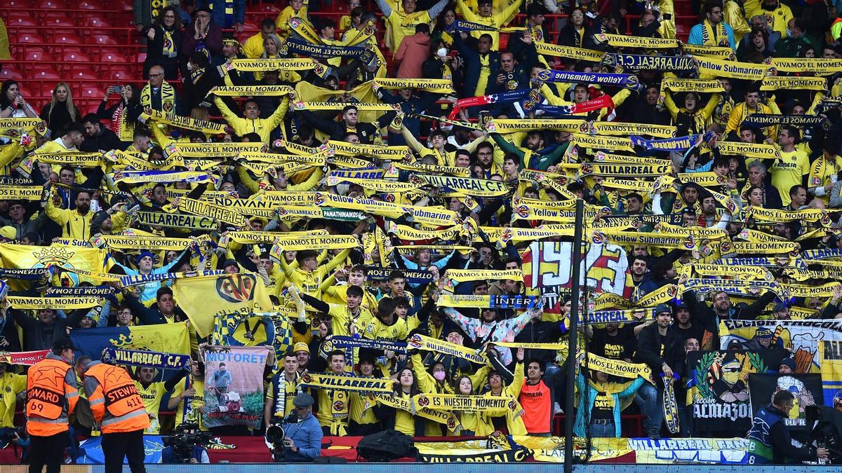 La afición del Villarreal ya tiñe de 'groguet' el fondo de Anfield