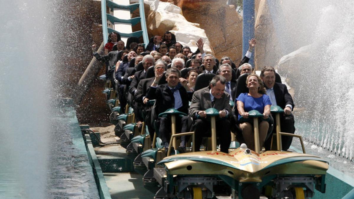 Artur Mas en la montaña rusa Shambhala de Port Aventura.