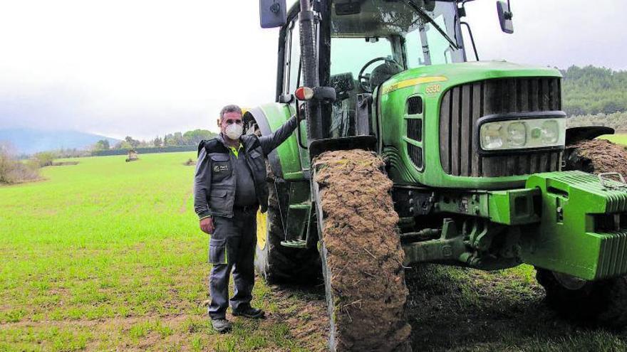 Ricardo Ferri, en un campo de trigo sembrado recientemente.
| JUANI RUZ