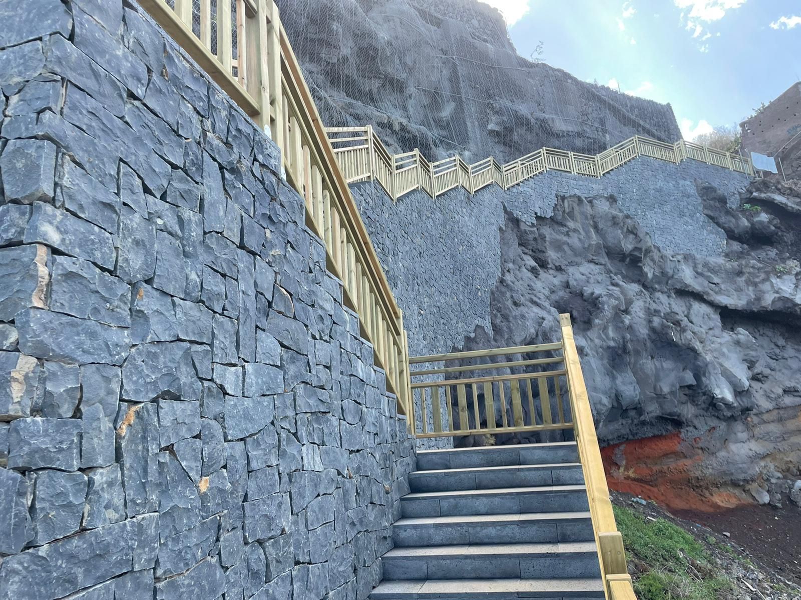 Los muros de la nueva escalera se han recubierto con piedra en la playa de Los Patos