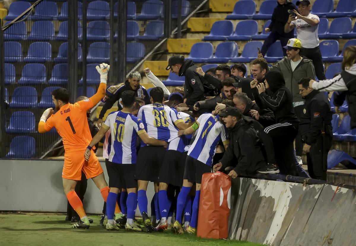 Los jugadores del Hércules, incluido el portero Carlos Abad, festejan el 2-1 de Riera con la Curva Sur.