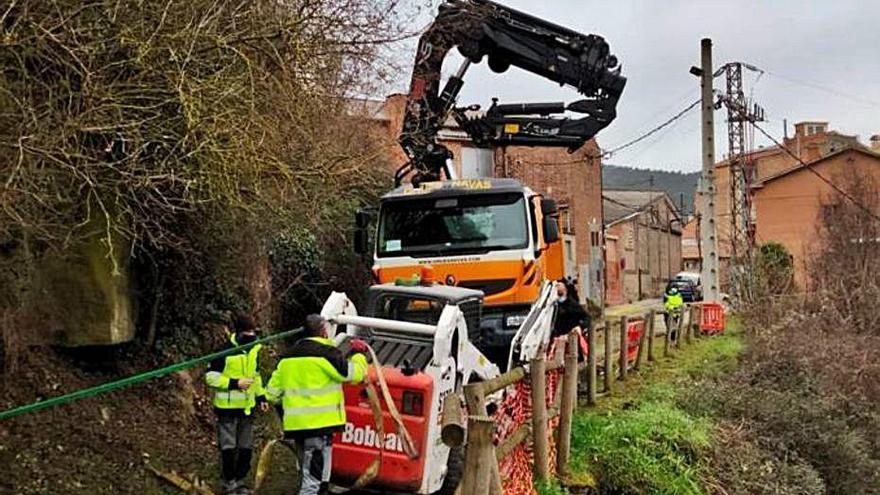 La brigada municipal treballant per adequar la part afectada