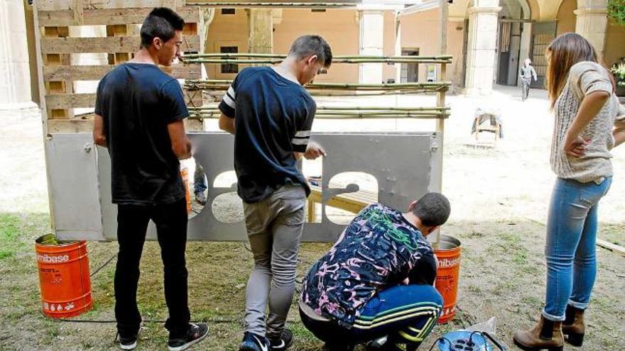 Els alumnes de l&#039;Aula Oberta de l&#039;Institut IES Cal Gravat són els responsables de la construcció de l&#039;aixopluc