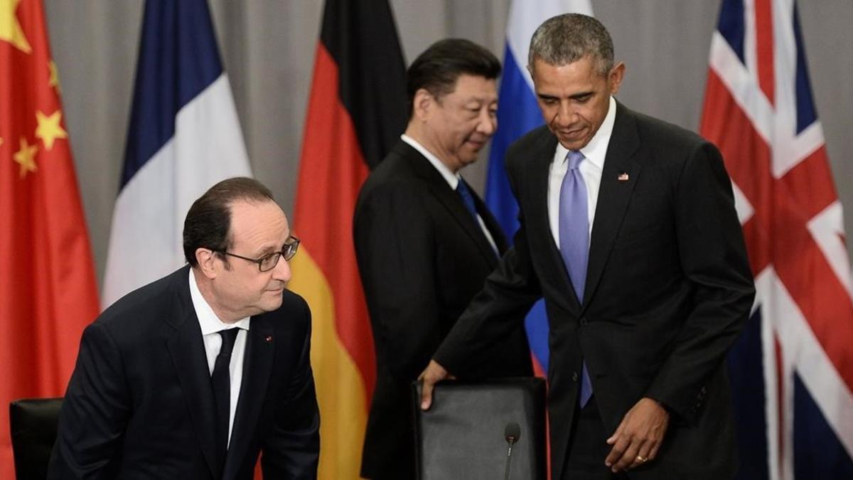 El presidente Obama (derecha) con sus homólogos chino y francés, Xi Jinping (centro) y Hollande, respectivamente.