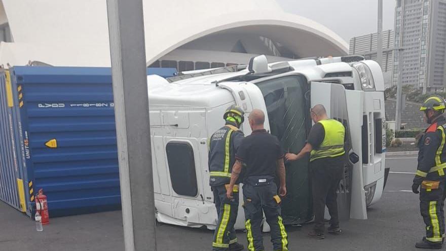 Un tráiler vuelca a la entrada del muelle de Santa Cruz de Tenerife.