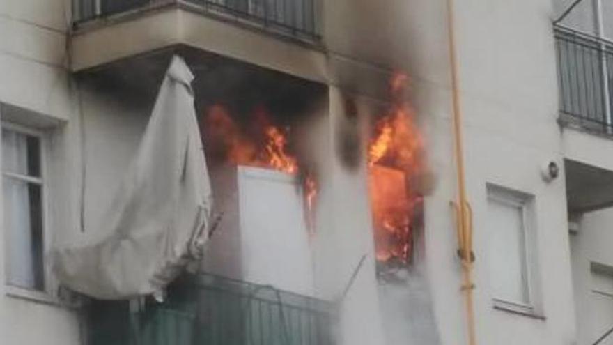 Les flames sortien per una de les finestres d&#039;un bloc de Manresa en un altre foc