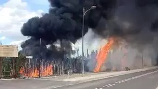 Un incendio en el antiguo ecoparque de la Llosa genera una columna de humo tóxico