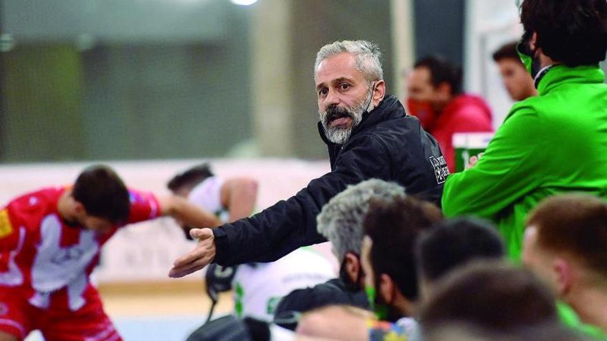 Juan Copa, en el banquillo del Liceo, durante un partido en el Palacio de Riazor. |  // CARLOS PARDELLAS