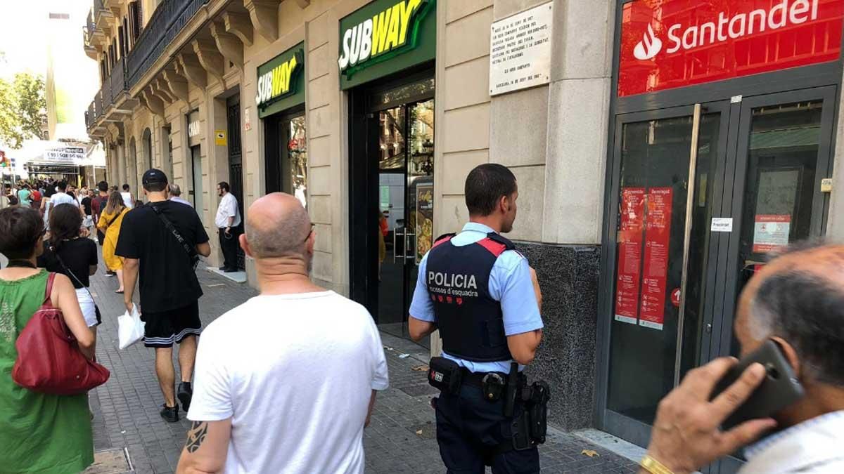 Un cliente descontento quema una oficina bancaria en La Rambla con unas baterías de patinete.