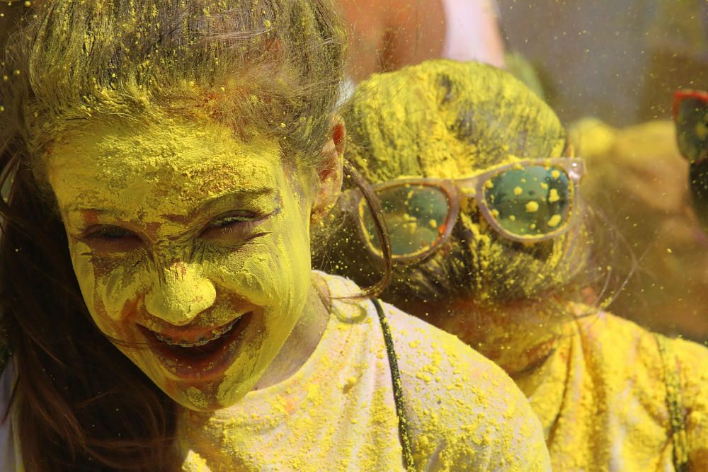 La colorida carrera organizada por Unicaja volvió a concentrar un ambiente joven y festivo en el entorno del estadio Ciudad de Málaga