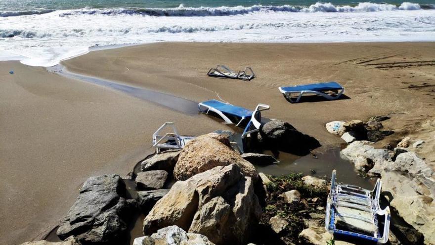 Imagen del efecto del temporal en una playa de Marbella.