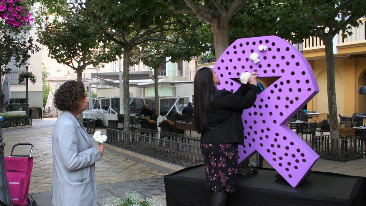 En la Plaza de Calderón de la Barca un gran lazo violeta fue cubierto con las flores que colocaron los lorquinos.