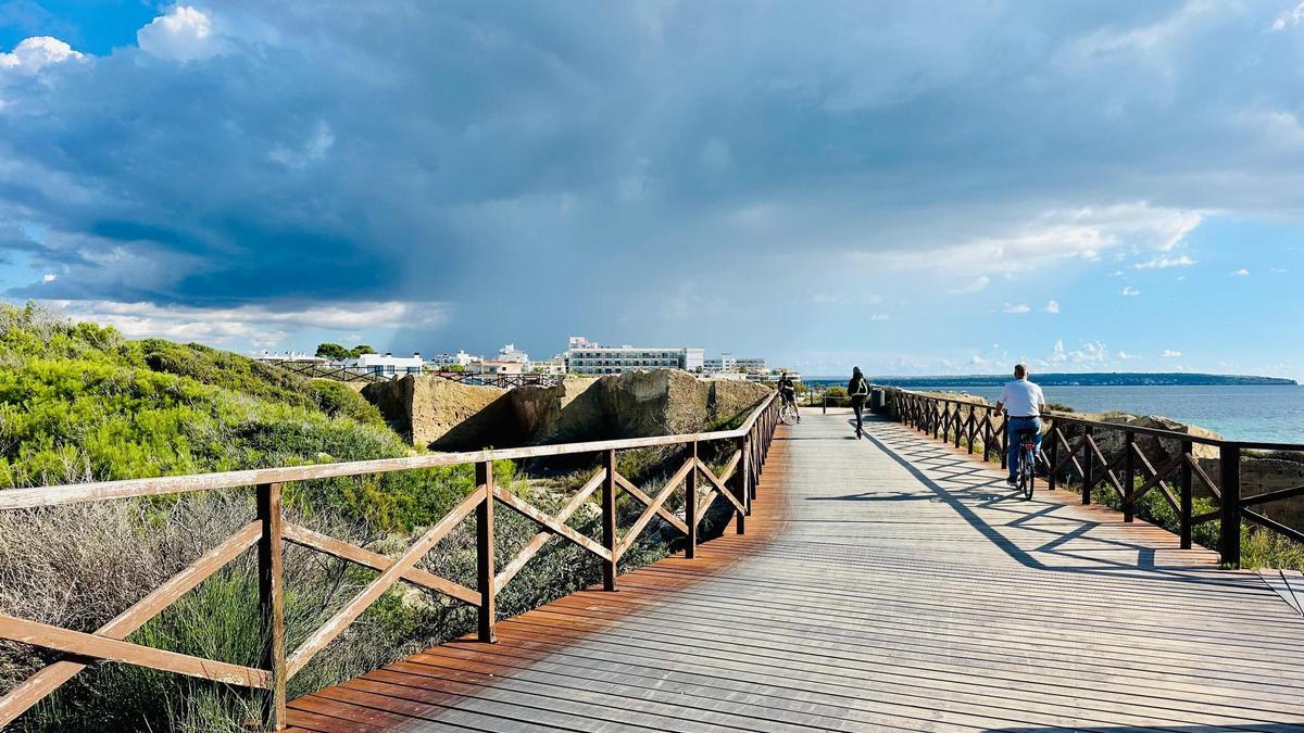 Dieser Tage dominieren dicke Wolken am Himmel. Örtlich kommt es immer wieder auch zu Schauern.