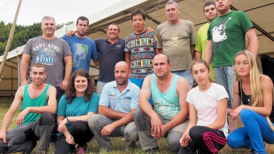 Voluntarios de la comisión de festejos de Pañeda, ayer, en el prau.